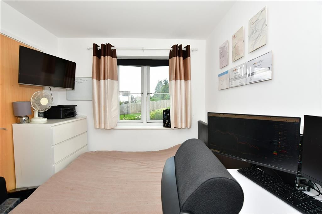 2 bed flat for sale in Stoneleigh Road, Clayhall, Ilford, Essex IG5, £