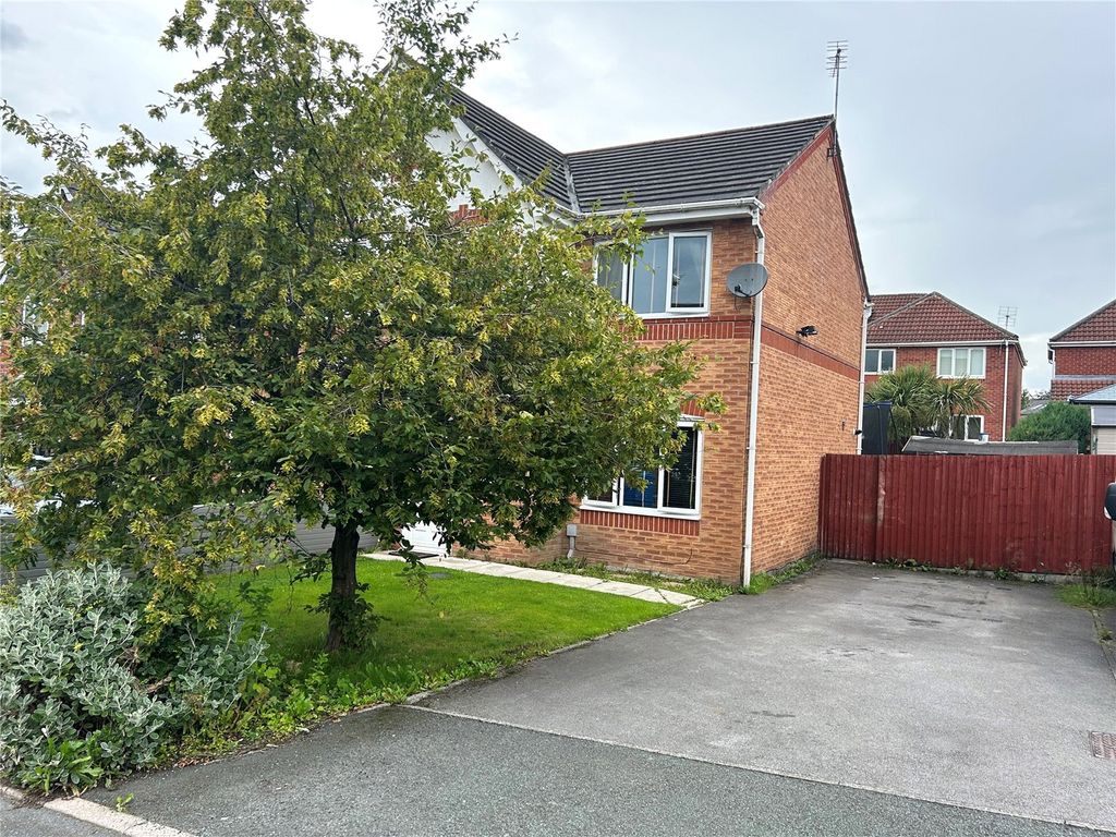 3 bed semidetached house for sale in Polden Close, Oldham, Greater