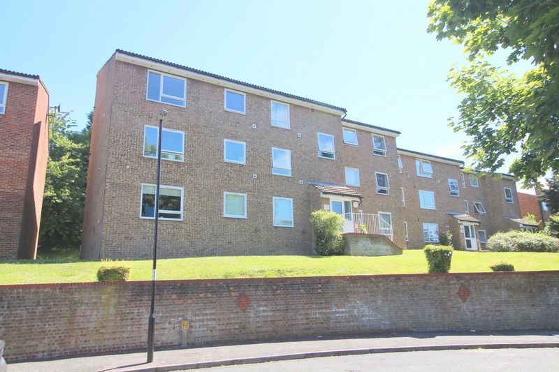 2 bed flat to rent in Montana Close, Sanderstead, South Croydon CR2, £