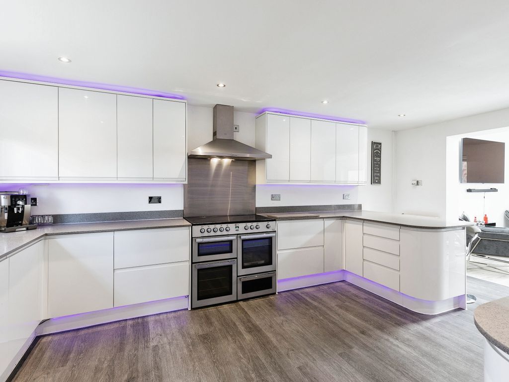 3 bed semidetached house for sale in King Close, Cheltenham