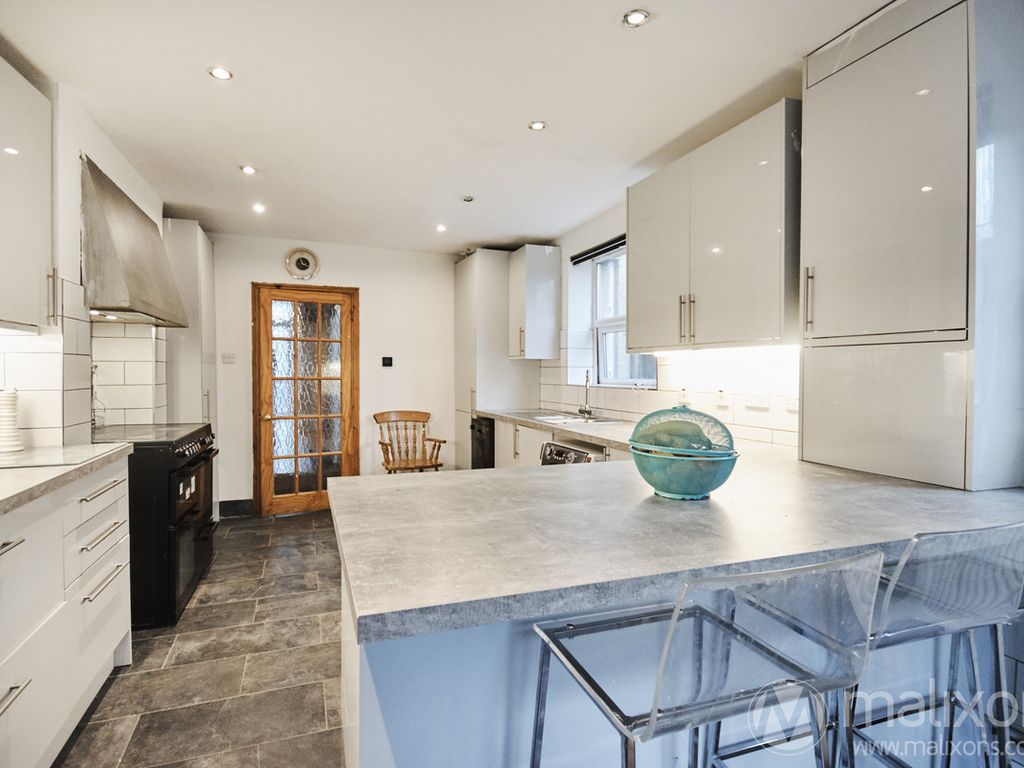 5 bed terraced house for sale in Melfort Road, Surrey CR7, £550,000