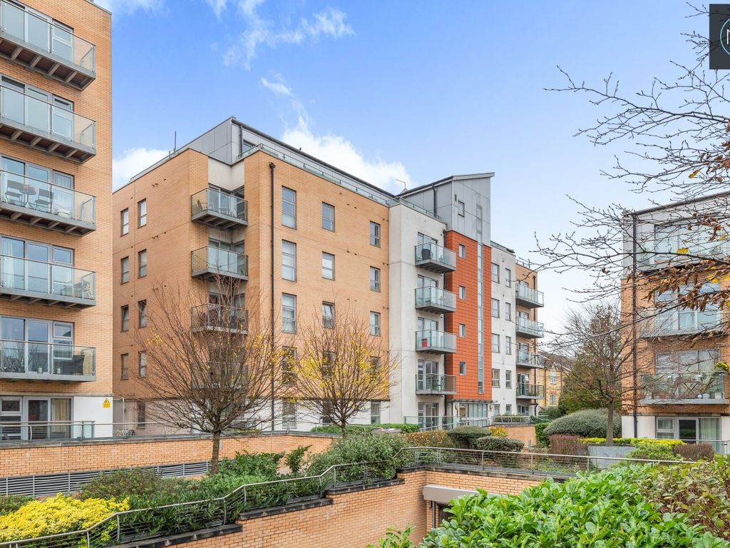 2 bed flat for sale in Kingswood Heights, Queen Mary Avenue, South