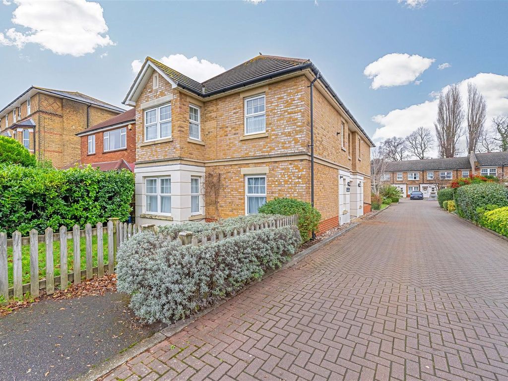 1 bed flat to rent in Sandringham Mews, Hampton TW12, £1,350 pcm Zoopla