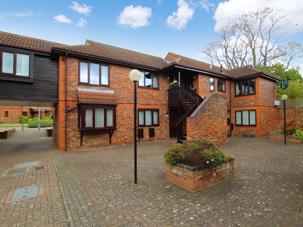 2 bed flat for sale in Rectory Court High Street, Sandy SG19, £179,950