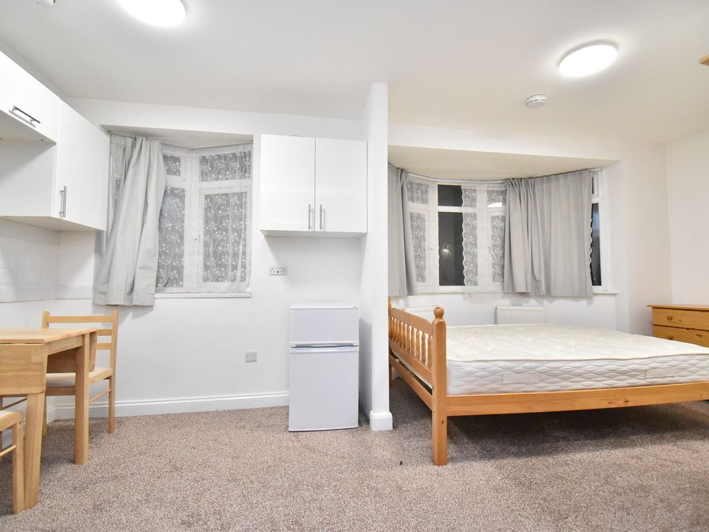 Studio to rent in Devon Close, Perivale UB6, £910 pcm Zoopla