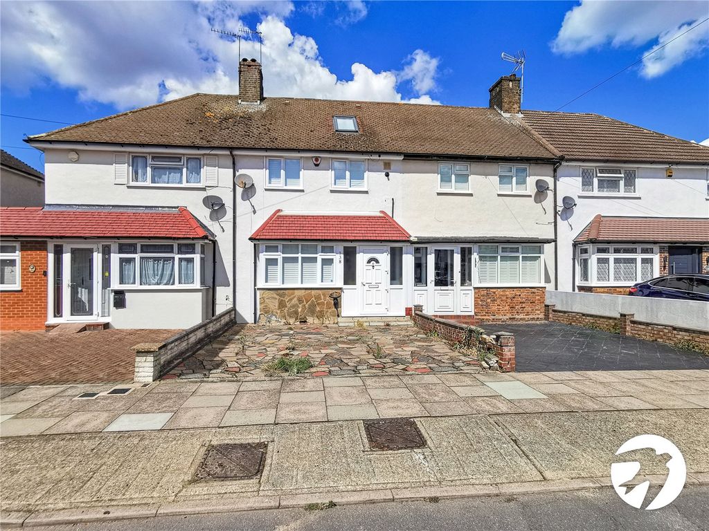 3 bed detached house to rent in Montrose Avenue, Welling, Kent DA16, £
