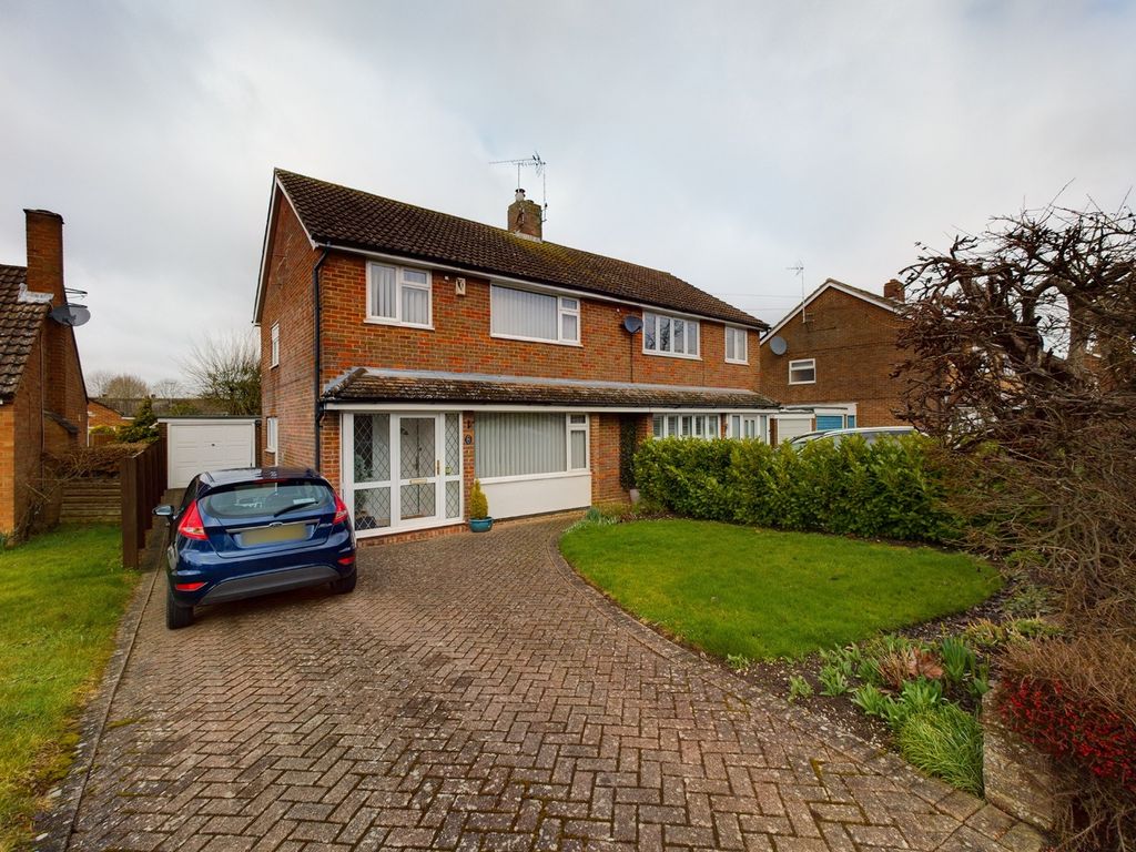 3 bed semidetached house for sale in Bedgrove, Aylesbury, Bucks HP21