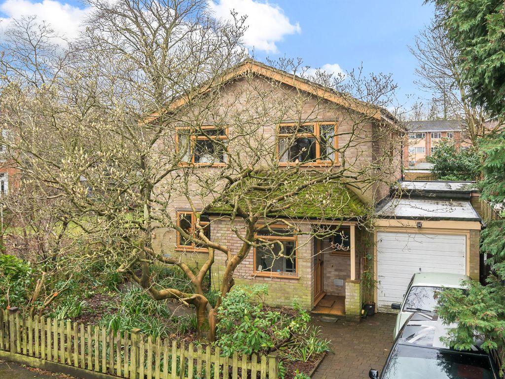 4 bed detached house for sale in Woodland Grove, Weybridge KT13, £