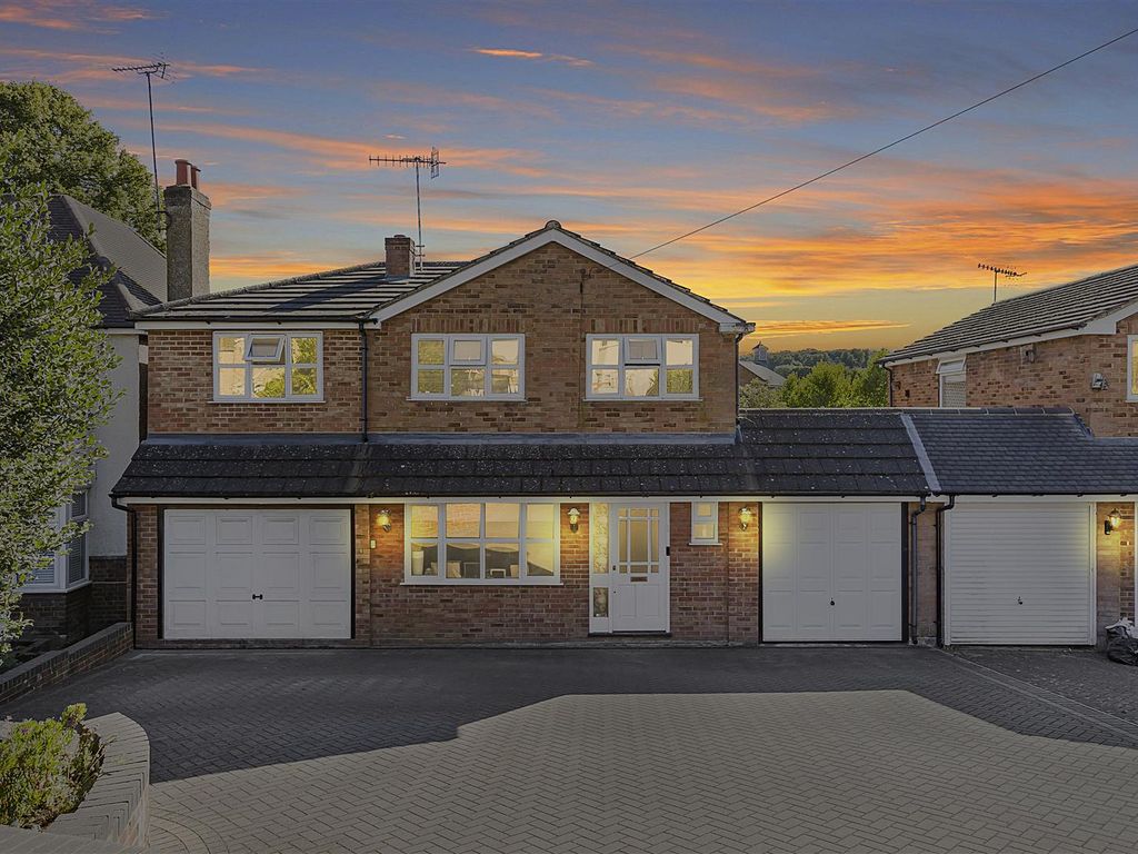 5 bed linkdetached house for sale in Belswains Lane, Hemel Hempstead