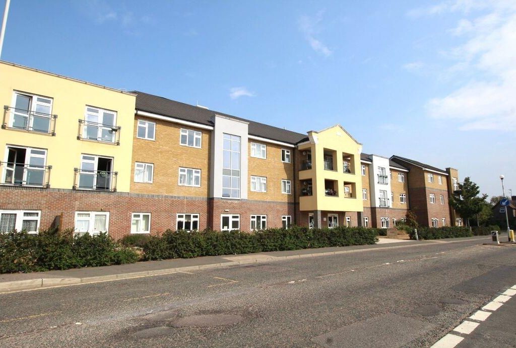 2 bed flat for sale in North Street, Milton Regis, Sittingbourne ME10