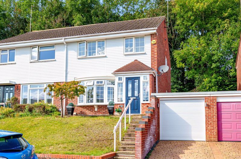 3 bed semidetached house for sale in Osprey Gardens, Selsdon, South
