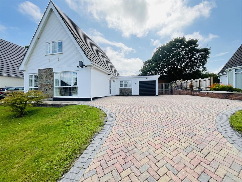 3 bed detached bungalow for sale in Hendre Park, Llangennech, Llanelli