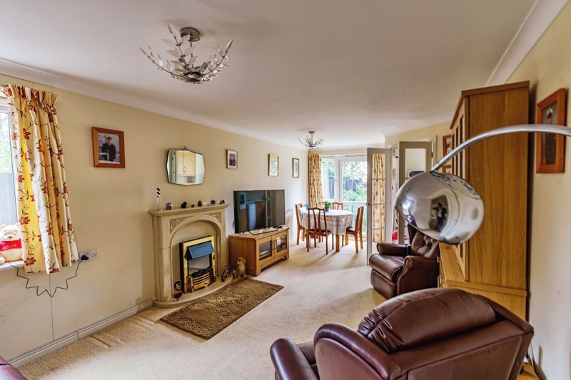 1 bed flat for sale in Mitchell Court, Horley RH6, £130,000 Zoopla