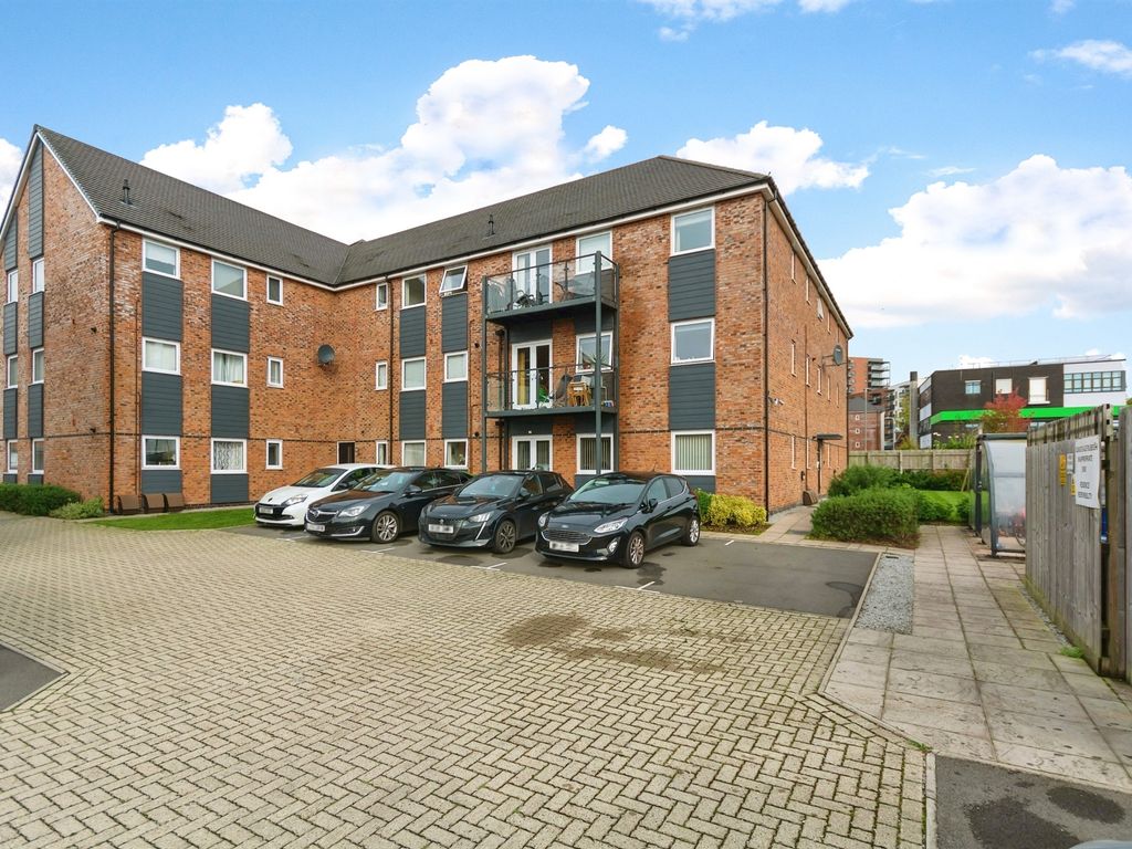 2 bed flat for sale in Cadet Drive, Shirley, Solihull B90, £197,500