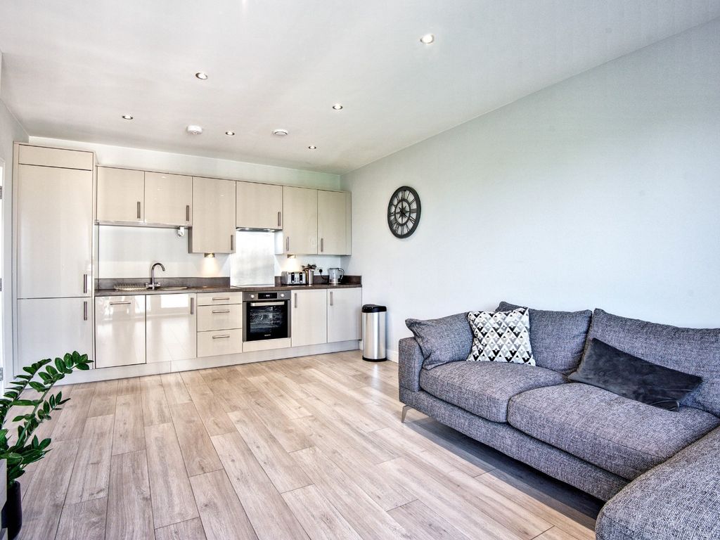 2 bed flat for sale in Victoria Avenue, SouthendOnSea SS2, £225,000