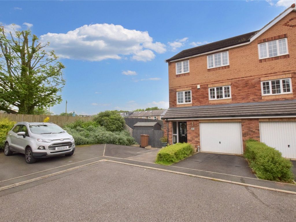 4 bed town house for sale in Wood Lane Court, New Farnley, Leeds, West