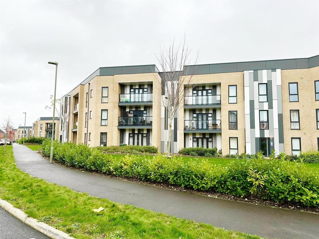 2 bed flat to rent in Cashmere Drive, Andover SP11, £975 pcm Zoopla