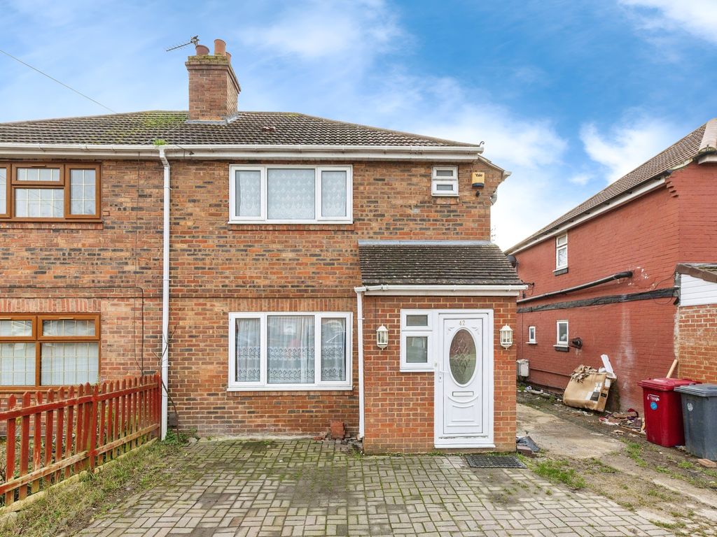 3 bed semidetached house for sale in Norfolk Avenue, Slough SL1, £