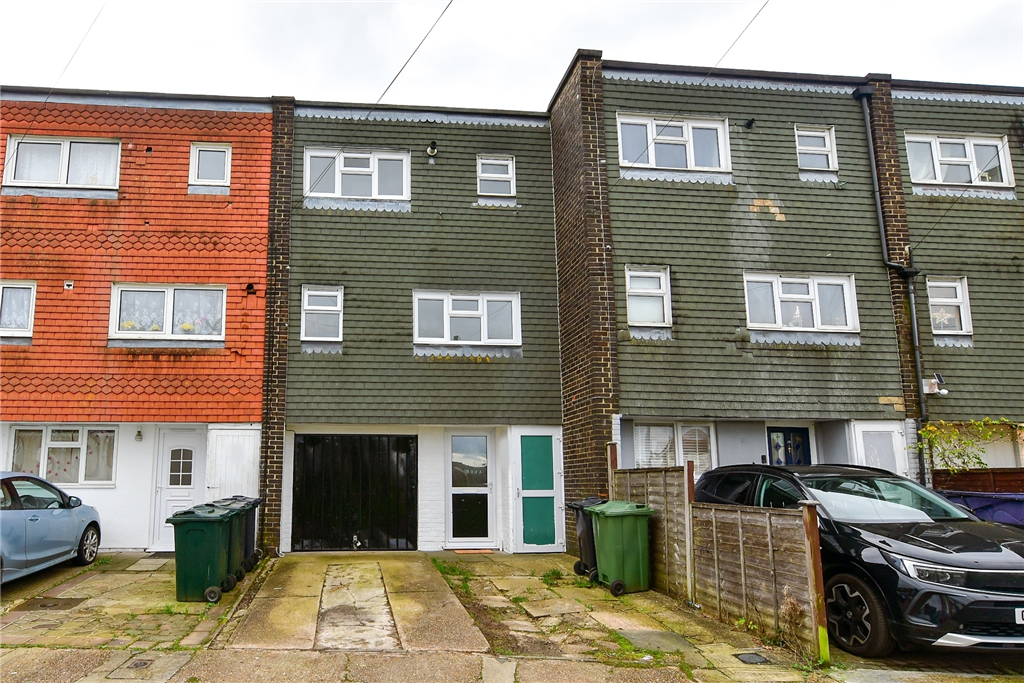 3 bed town house for sale in Crownfield Road, Ashford, Kent TN23, £