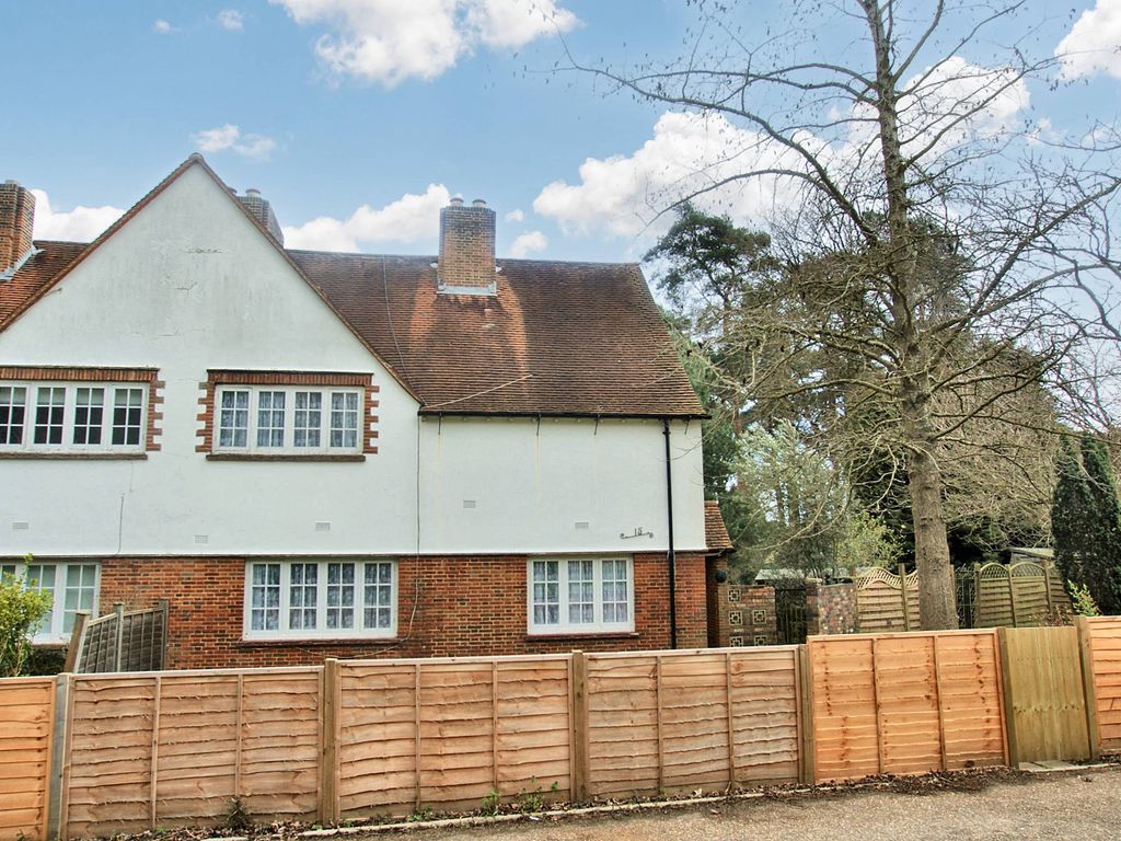 3 bed semidetached house to rent in Chestnut Avenue, Hersham, Surrey