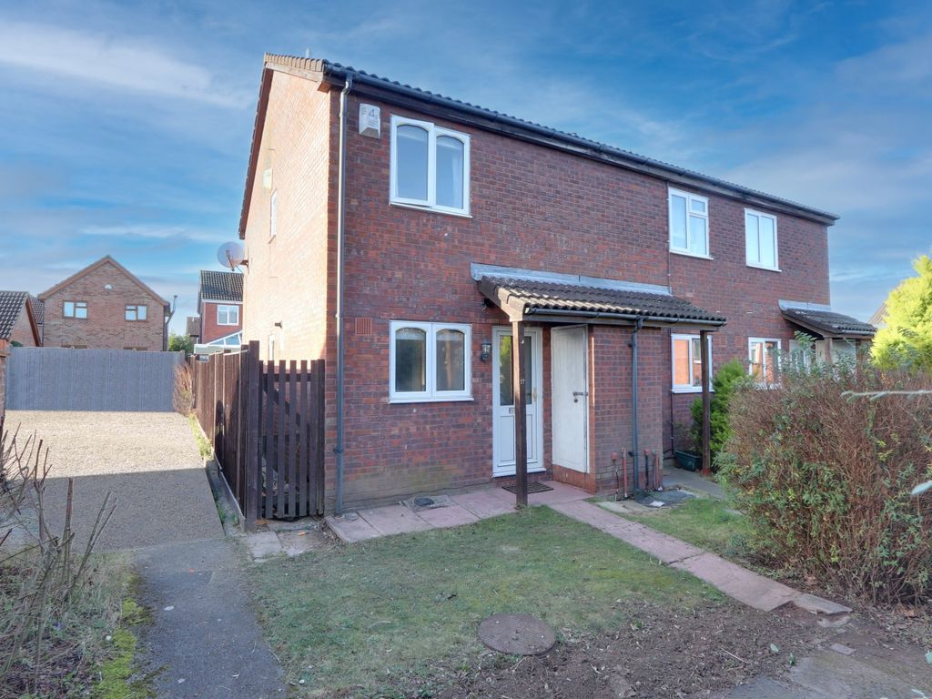 2 bed end terrace house for sale in Mccartney Walk, Basingstoke