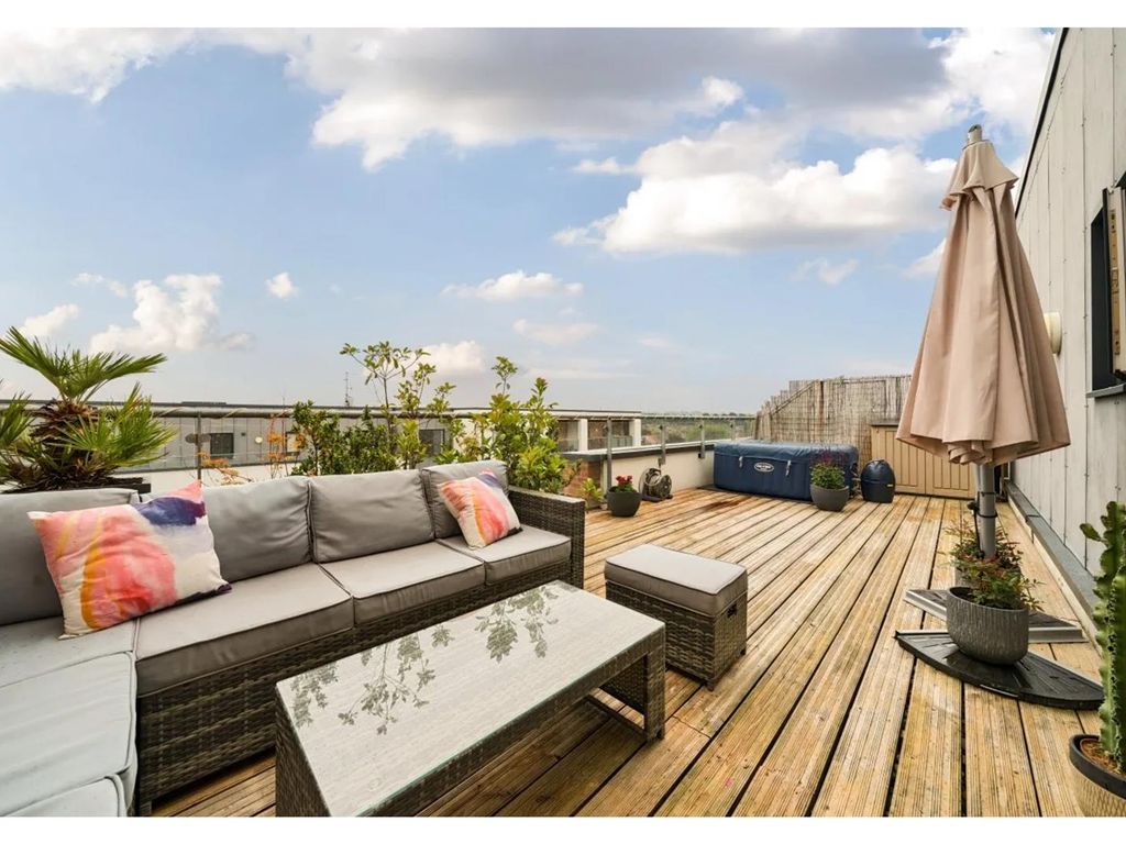 2 bed flat for sale in Thornbury Way, London E17, £410,000 Zoopla