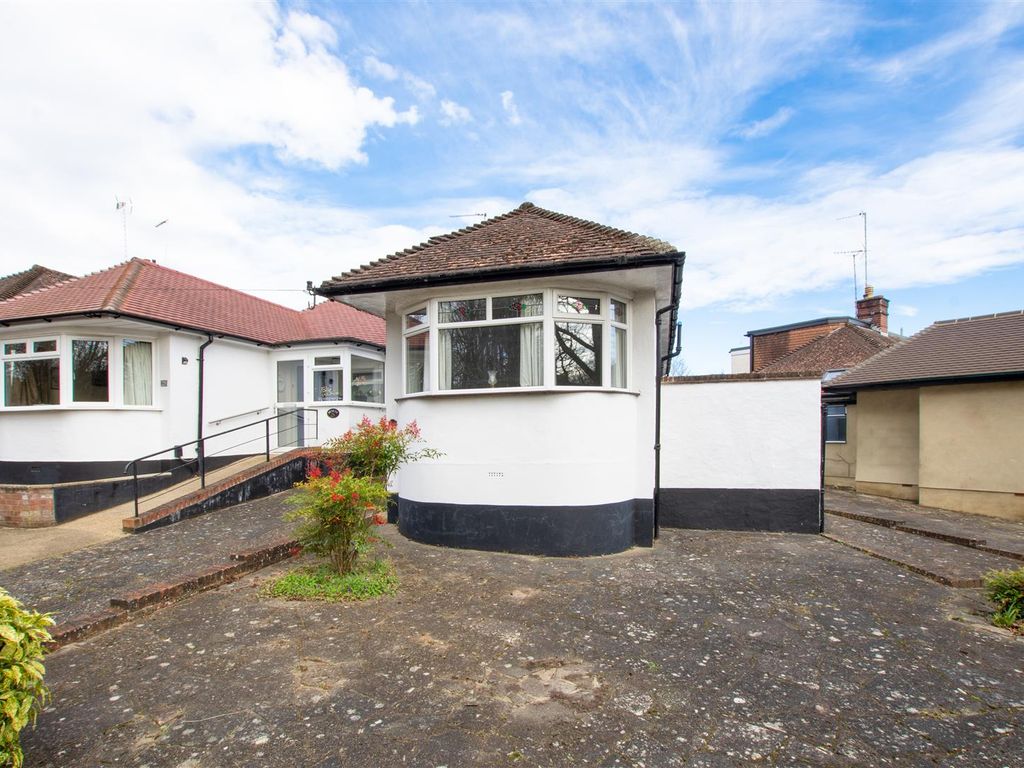 3 bed semidetached bungalow for sale in Pinewood Drive, Farnborough