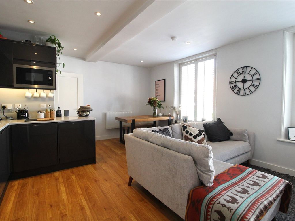 2 bed flat to rent in 23, High Street, Ingatestone CM4, £1,550 pcm Zoopla