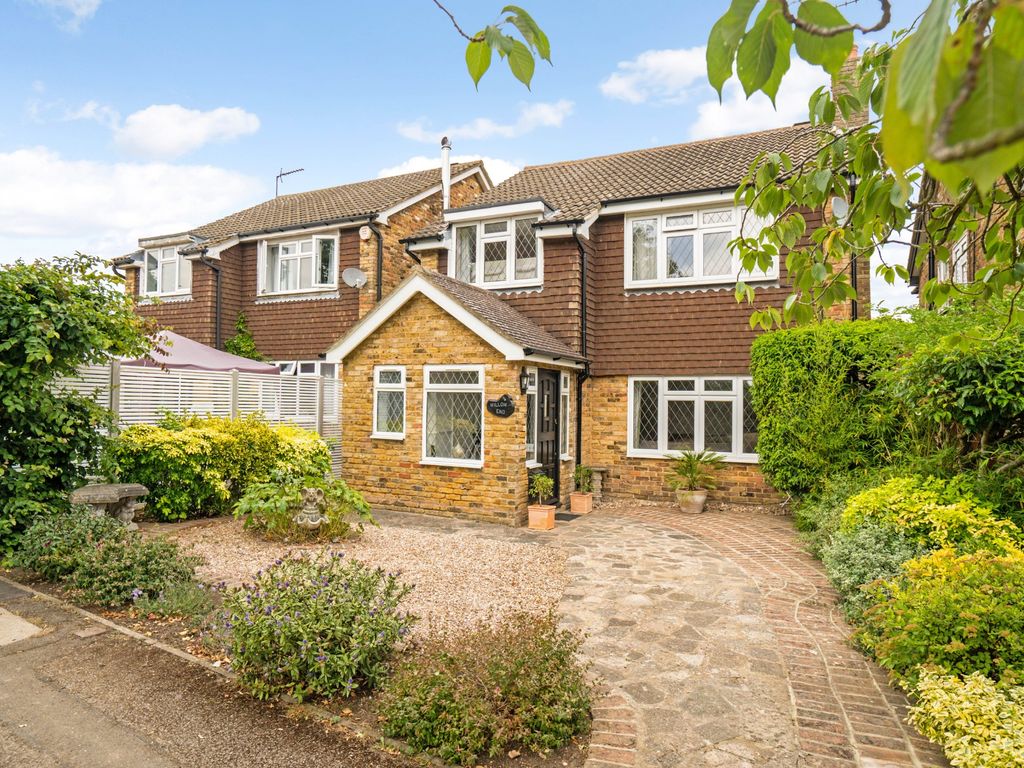 3 bed detached house for sale in Long Lane, Rickmansworth WD3, £675,000