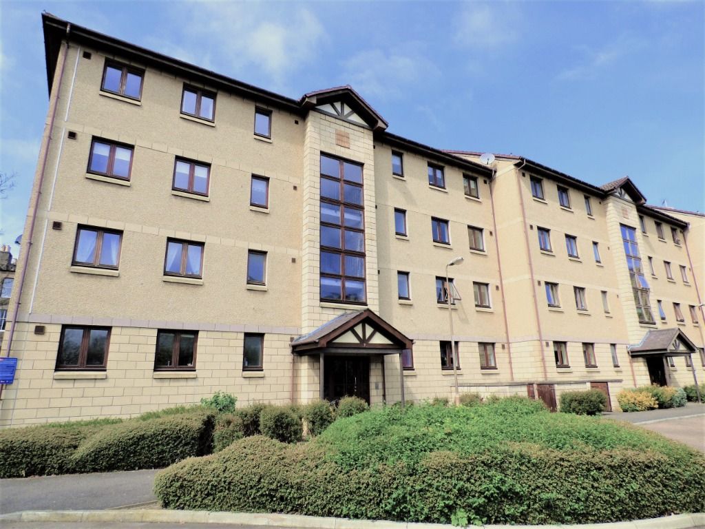 2 bed flat to rent in St Clair Avenue, Easter Road, Edinburgh EH6, £