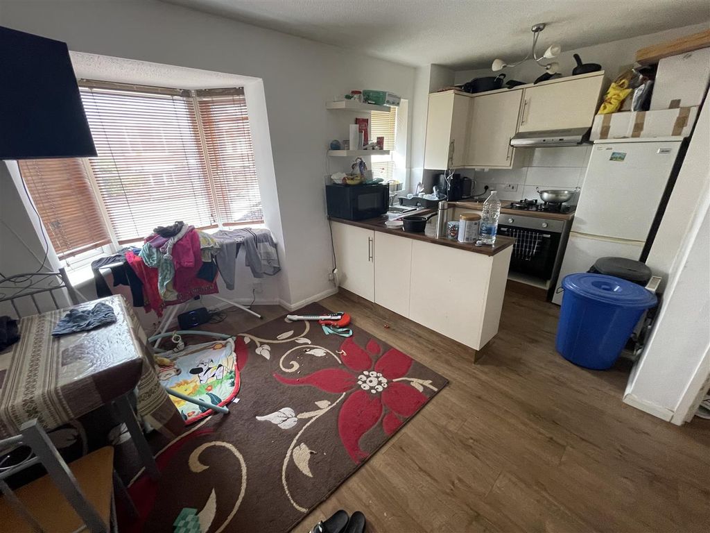 2 bed flat for sale in Saffron Court, High Street North, Dunstable LU6