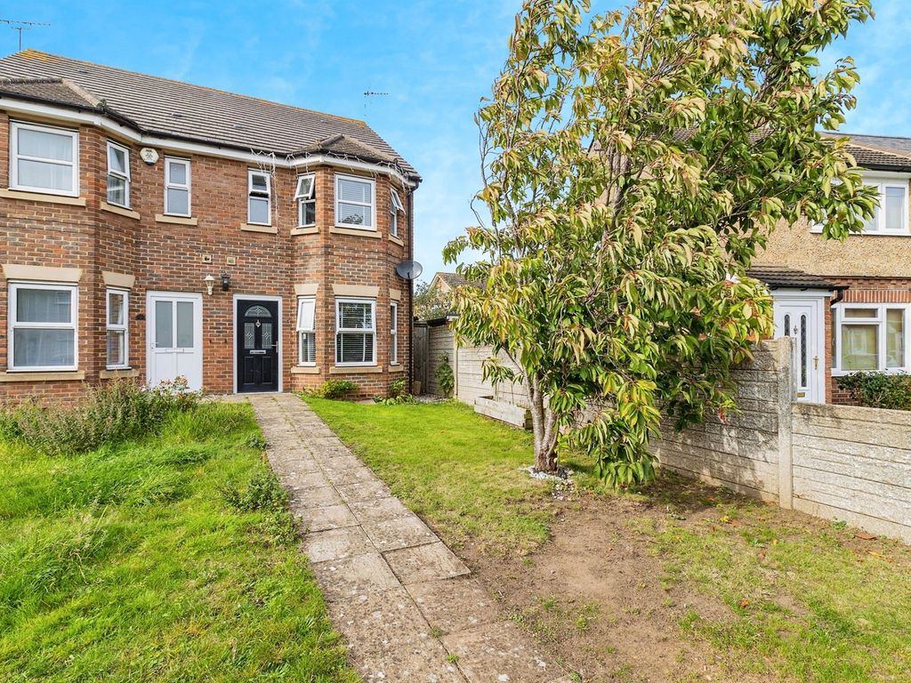 3 bed semidetached house for sale in Adaern Close, Leighton Buzzard