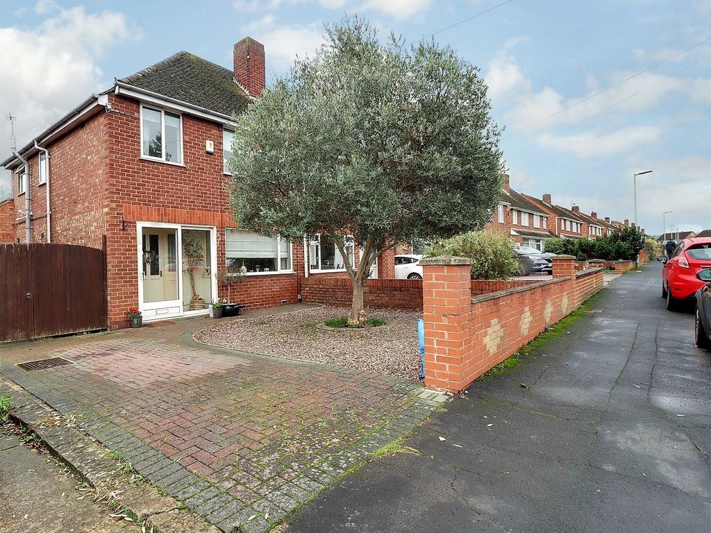 3 bed semidetached house for sale in Lynton Road, Hucclecote