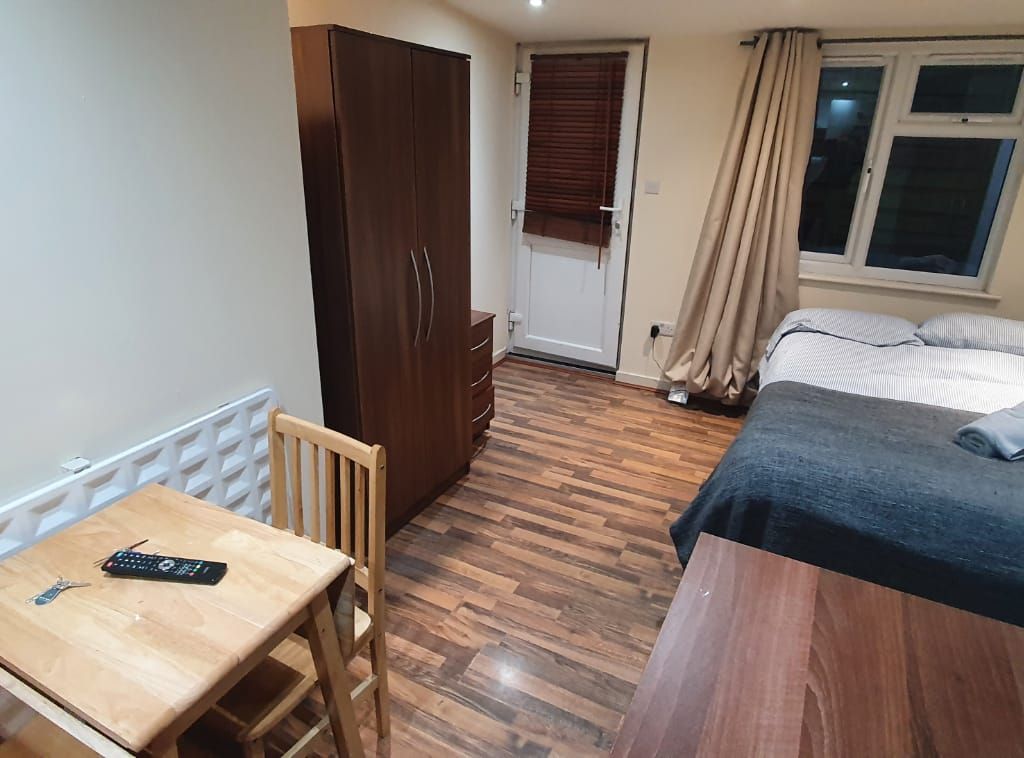 Studio to rent in Chatsworth Road, Kilburn NW2 Zoopla