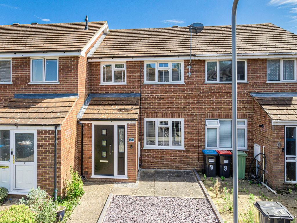 3 bed terraced house for sale in Petersham Close, Newport Pagnell MK16