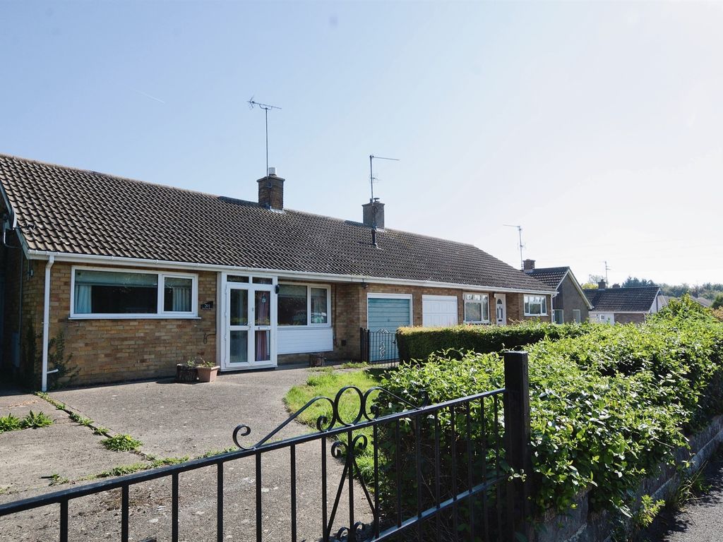 2 bed semidetached bungalow for sale in Newton Road, Rushden NN10, £