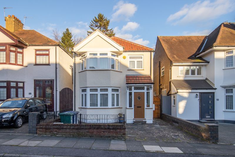3 bed detached house for sale in Fairfield Avenue, Edgware HA8, £