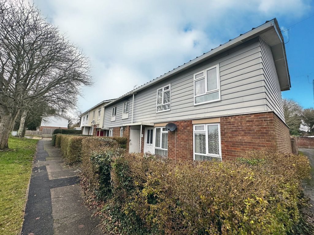 3 bed end terrace house to rent in Warwick Road, Basingstoke RG23, £