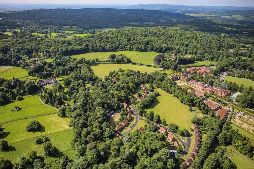 3 bed property for sale in Dale View, Headley, Epsom KT18, £550,000