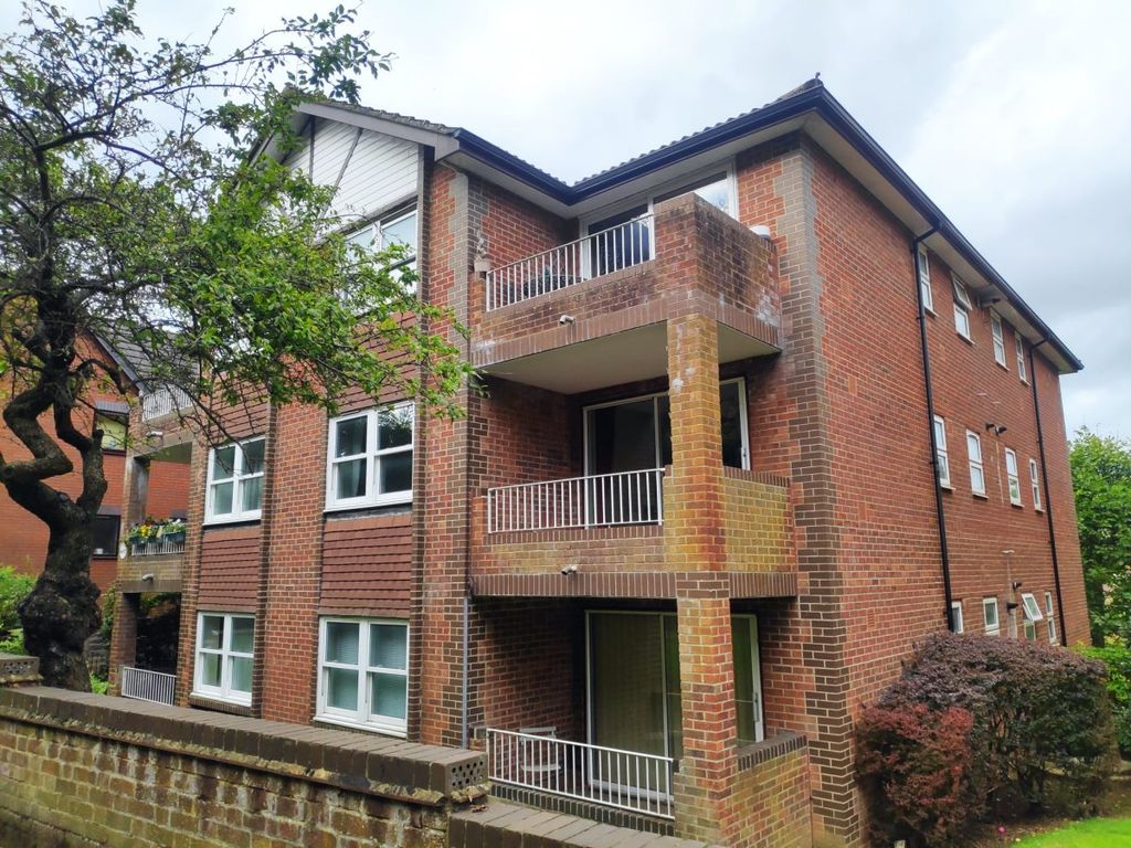 1 bed flat to rent in Waterslade, Elm Road, Redhill RH1, £1,150 pcm