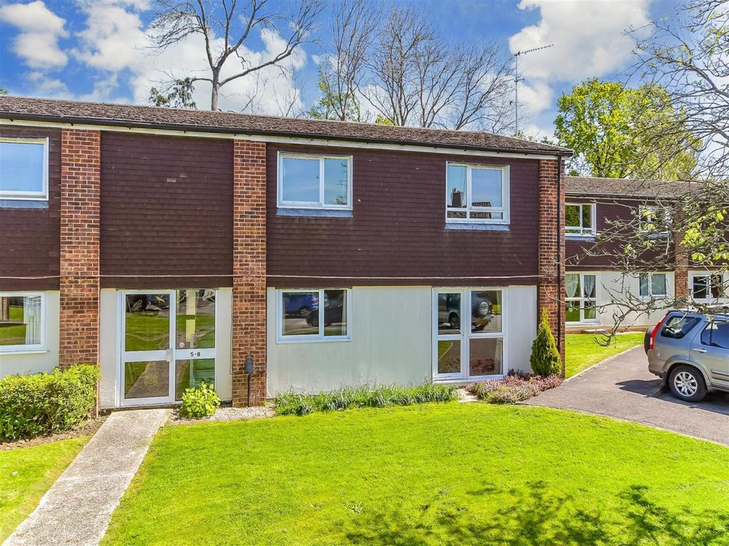 2 bed flat to rent in Badgers Way, Loxwood, Billingshurst RH14, £1,000