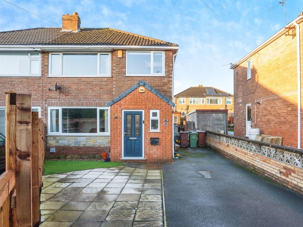 3 bed semidetached house for sale in Newlands Walk, Stanley, Wakefield