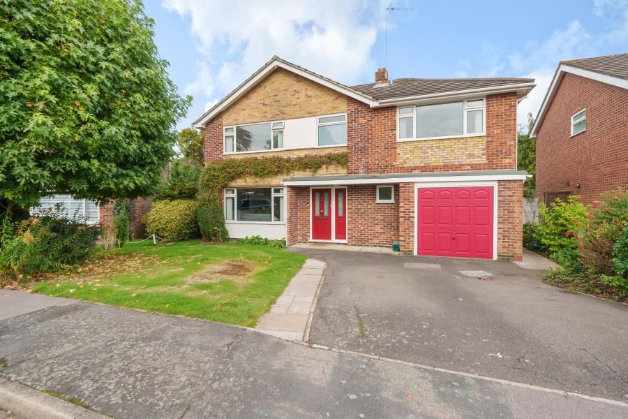 4 bed detached house to rent in Brockenhurst Close, Horsell, Woking