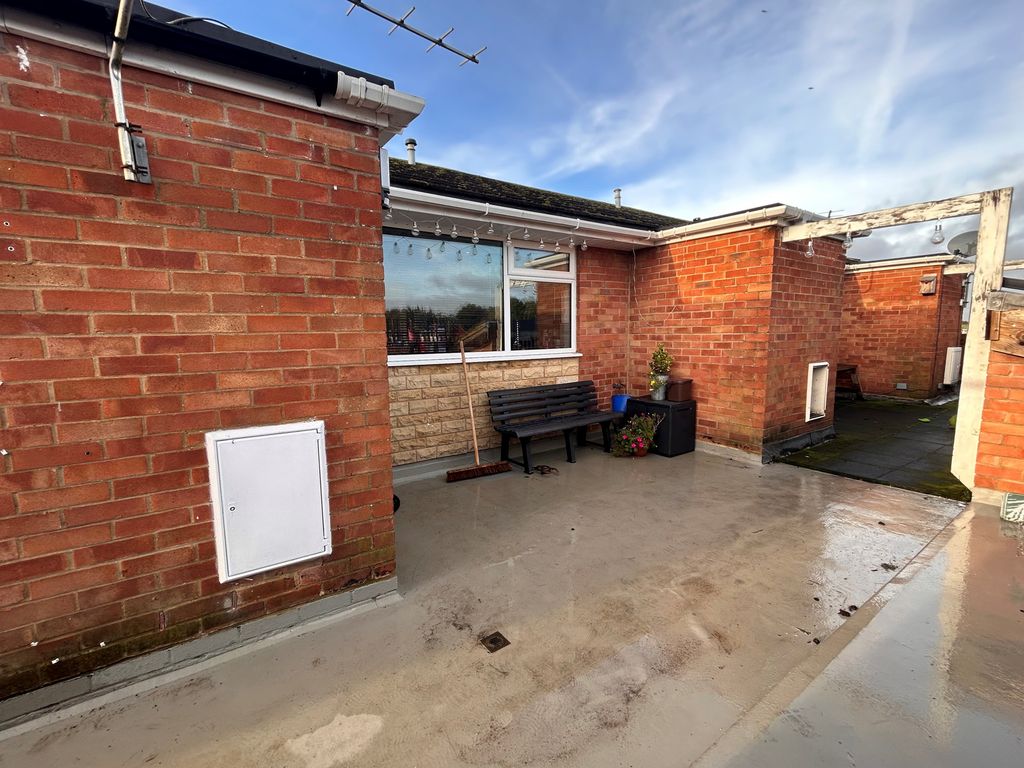 2 bed flat to rent in Insley Gardens, Hucclecote, Gloucester GL3, £850 pcm Zoopla