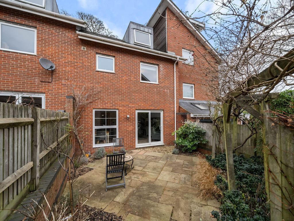 3 bed detached house for sale in Athelstan Road, Winchester SO23, £