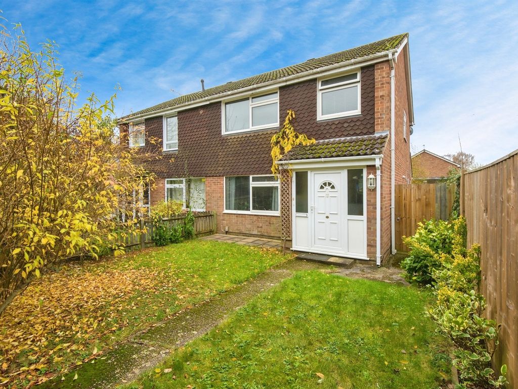 3 bed semidetached house for sale in Abbotswood Close, Romsey SO51, £