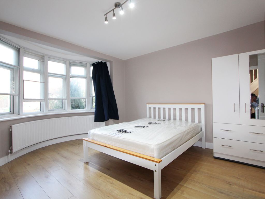 Studio to rent in Stanwell Gardens, Staines TW19, £950 pcm Zoopla