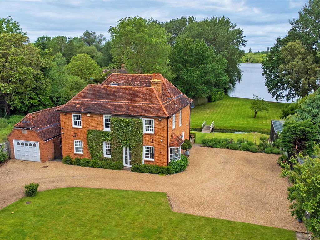 6 bed detached house for sale in Station Road, Wraysbury, Staines