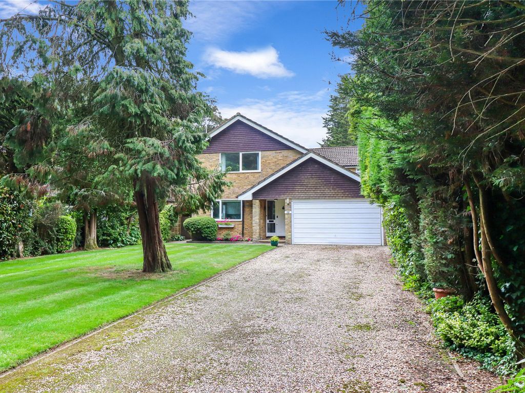 4 bed detached house for sale in Chipperfield Road, Bovingdon, Hemel