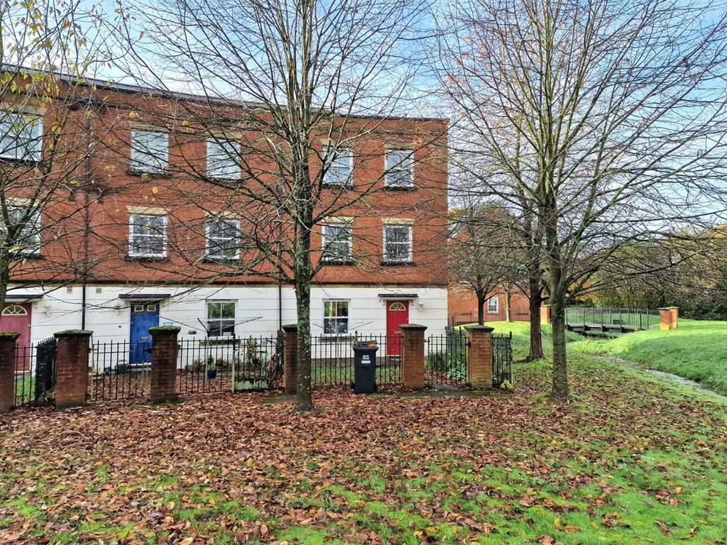 2 bed flat for sale in Fairby Close, Tiverton EX16, £160,000 Zoopla